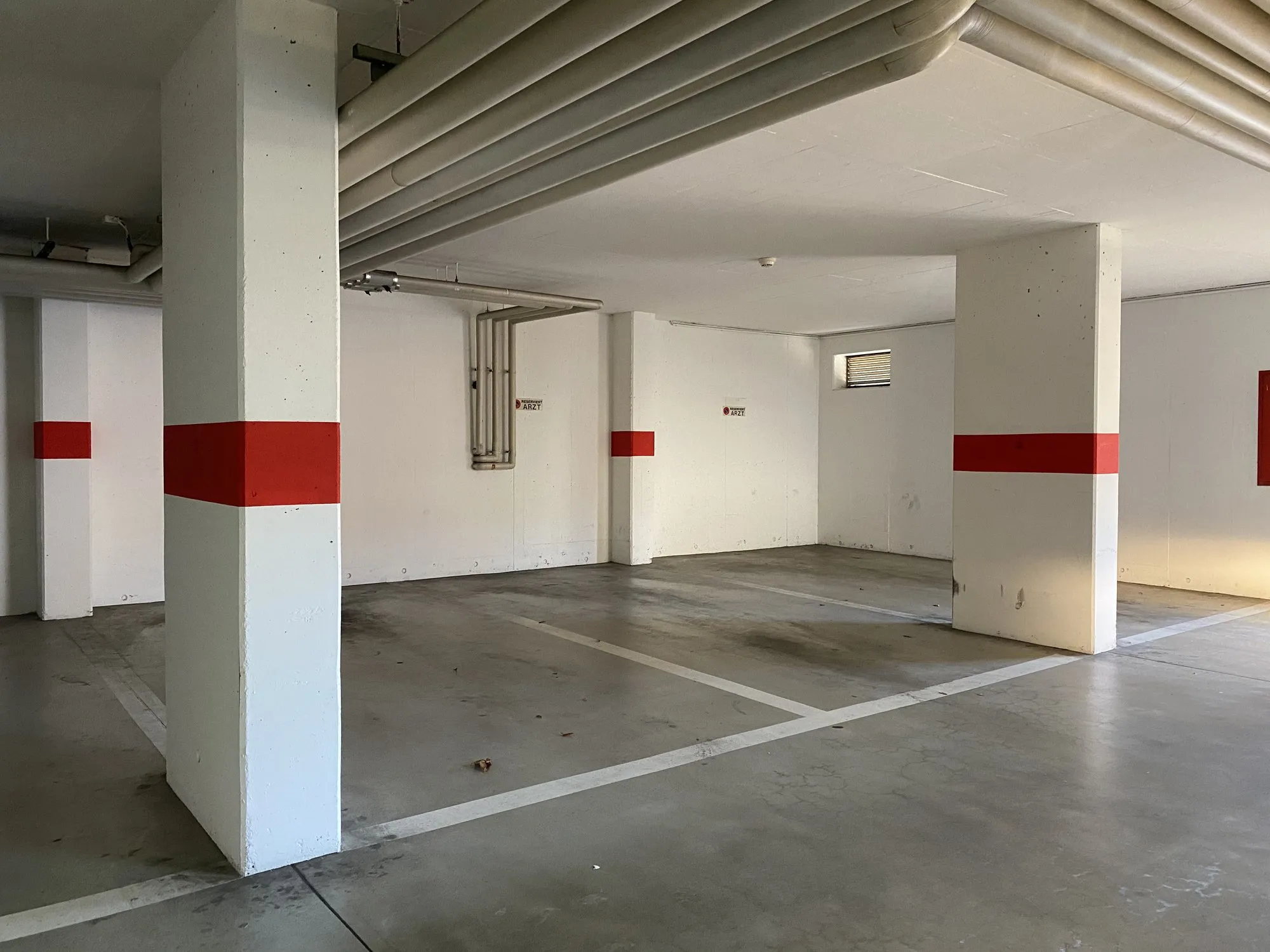 Oberste Etage des Parkhauses mit den vier als «Arzt» beschrifteten Parkplätzen